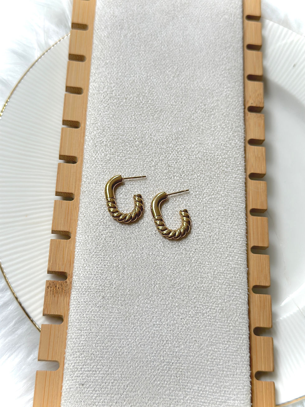 Thumbnail: Twist mini hoops