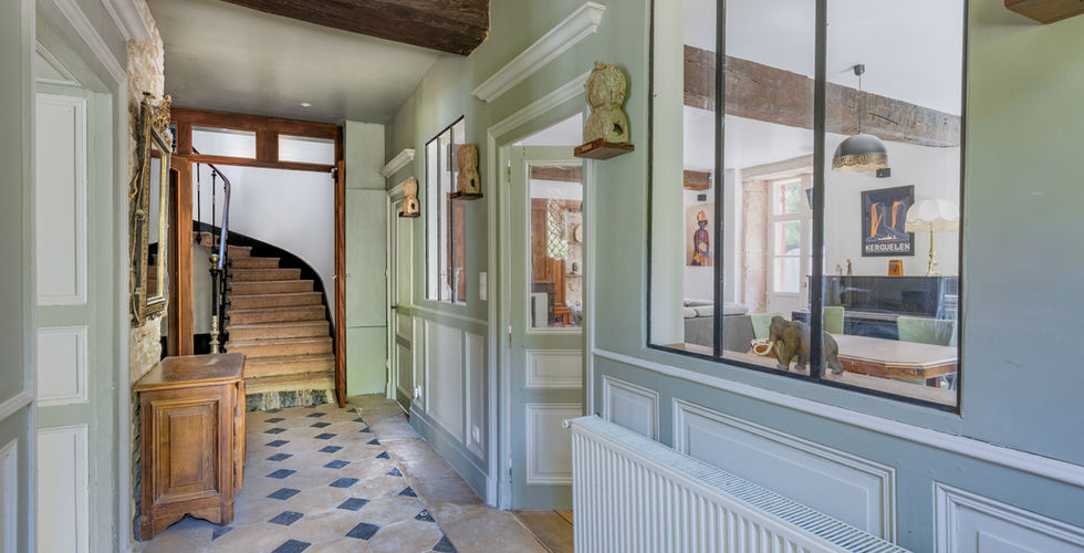 Hall d’entrée élégant de la Villa Jeanton, entre Cluny et Tournus.