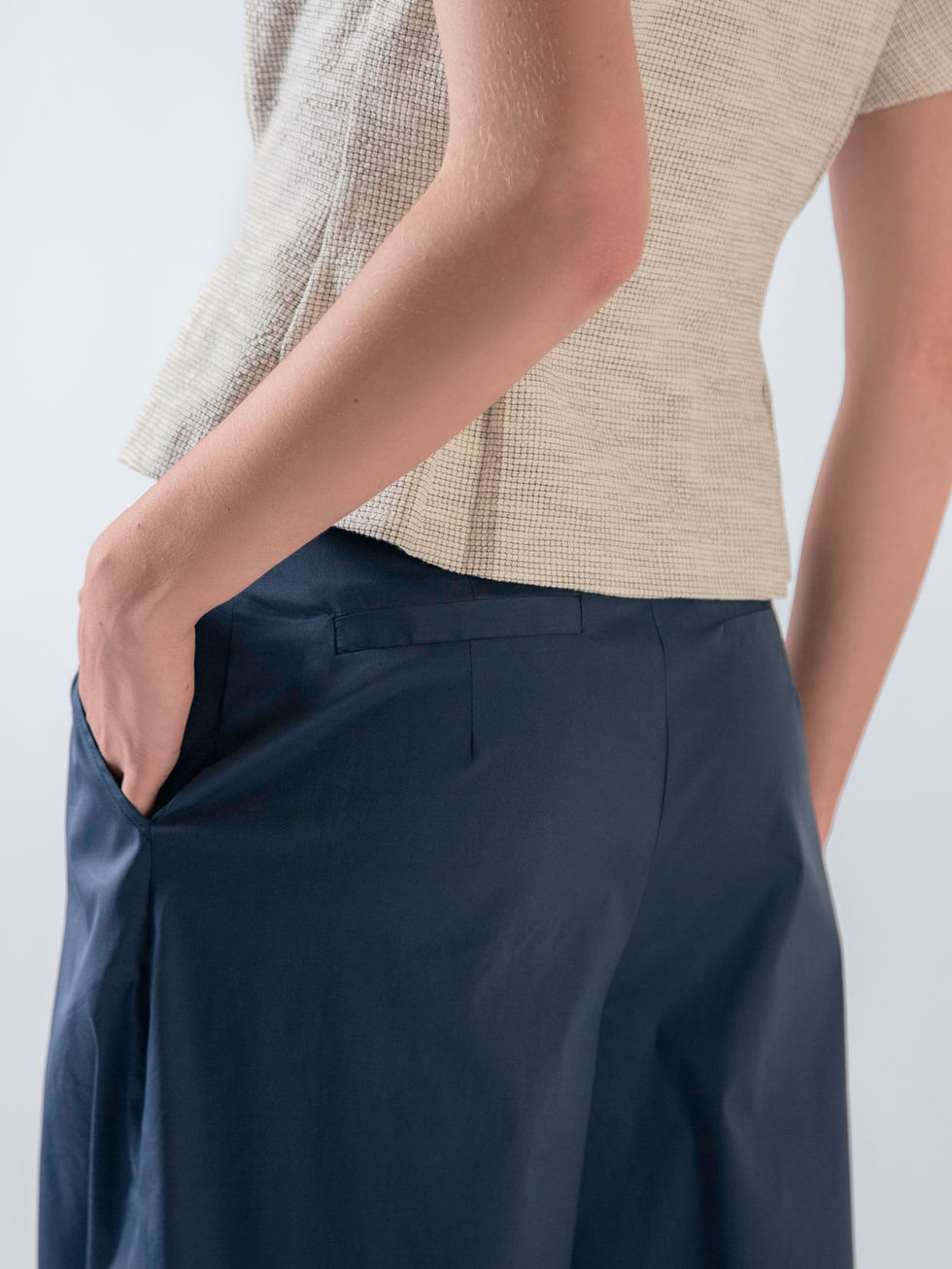 Pantalone pinces popeline dettaglio posteriore 3/4