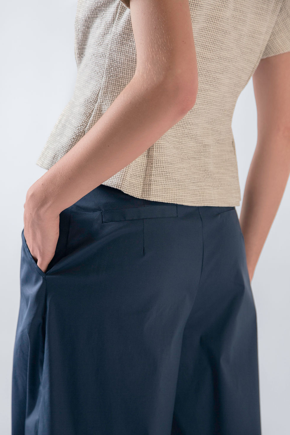 Pantalone pinces popeline dettaglio posteriore 3/4