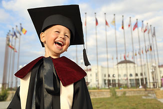 Niño en Traje de graduación