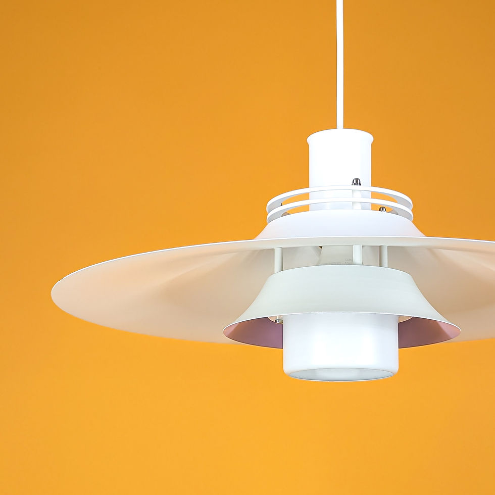 Thumbnail: Scandinavische witte lamp met paars detail – Form Light designlamp voor moderne interieurs