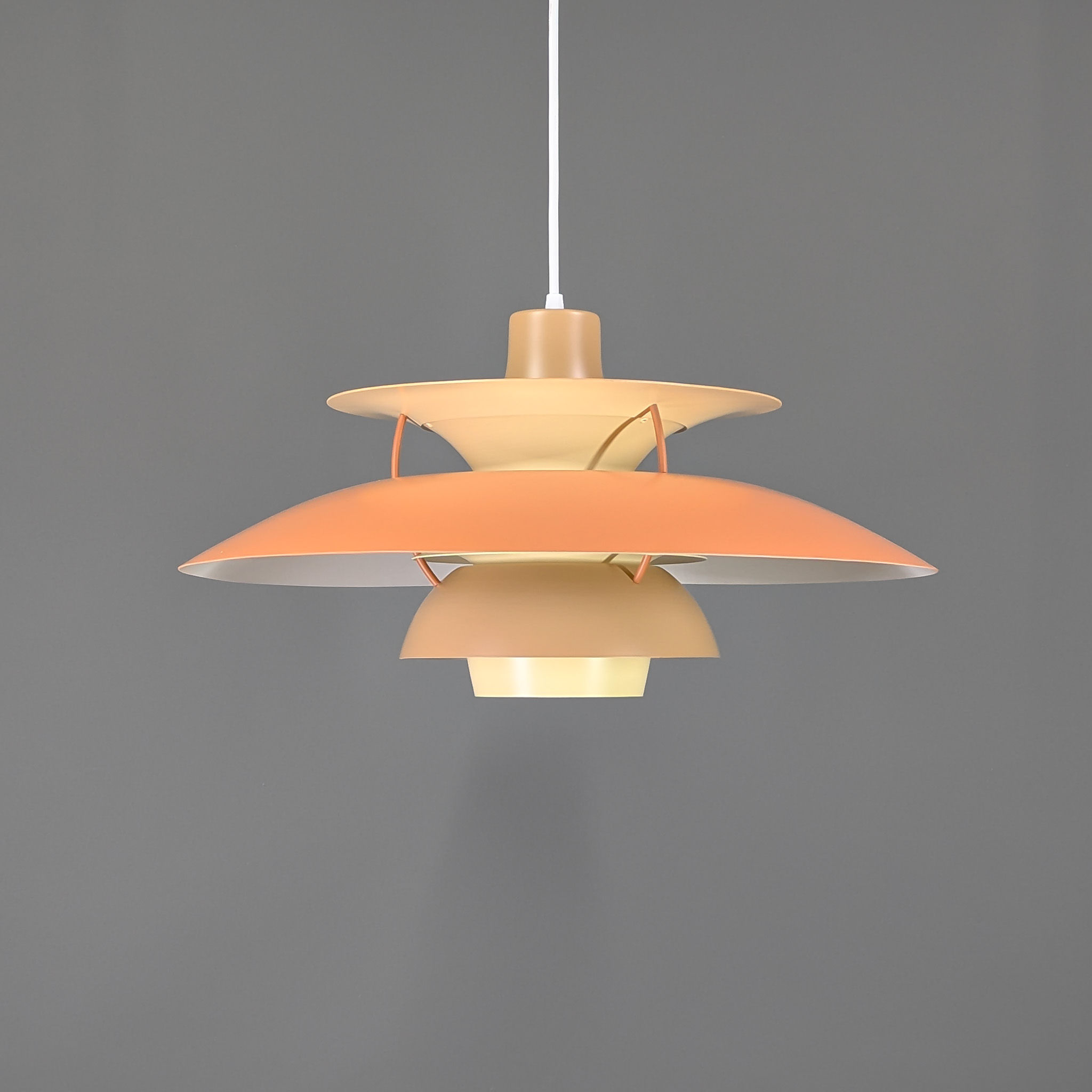 PH 5 Louis Poulsen Lamp – Iconisch Deens Design - Oranje - Bruin - Vanille
