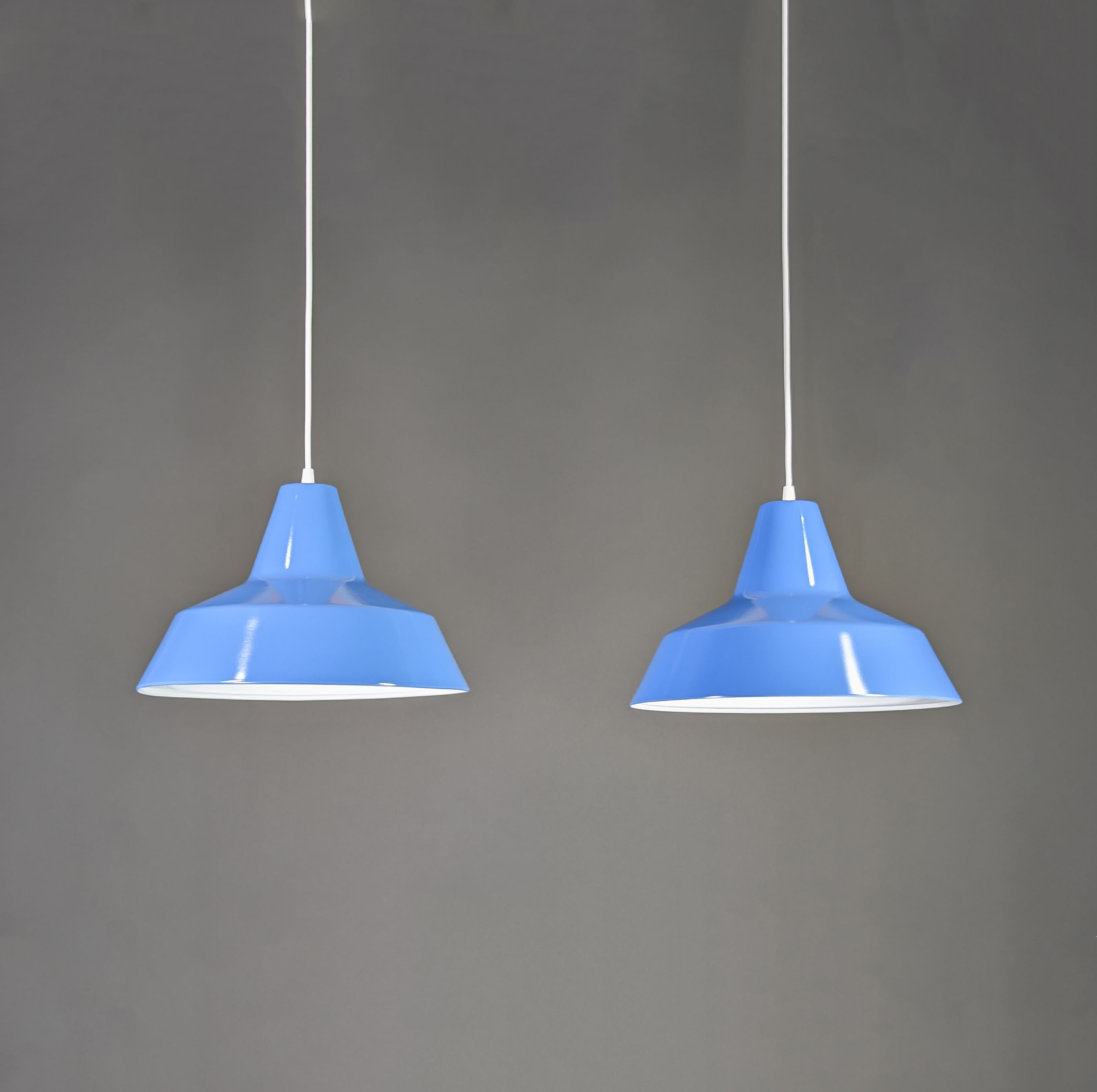 Set Elegante Blauwe Emaille Lamp van Louis Poulsen – Scandinavisch