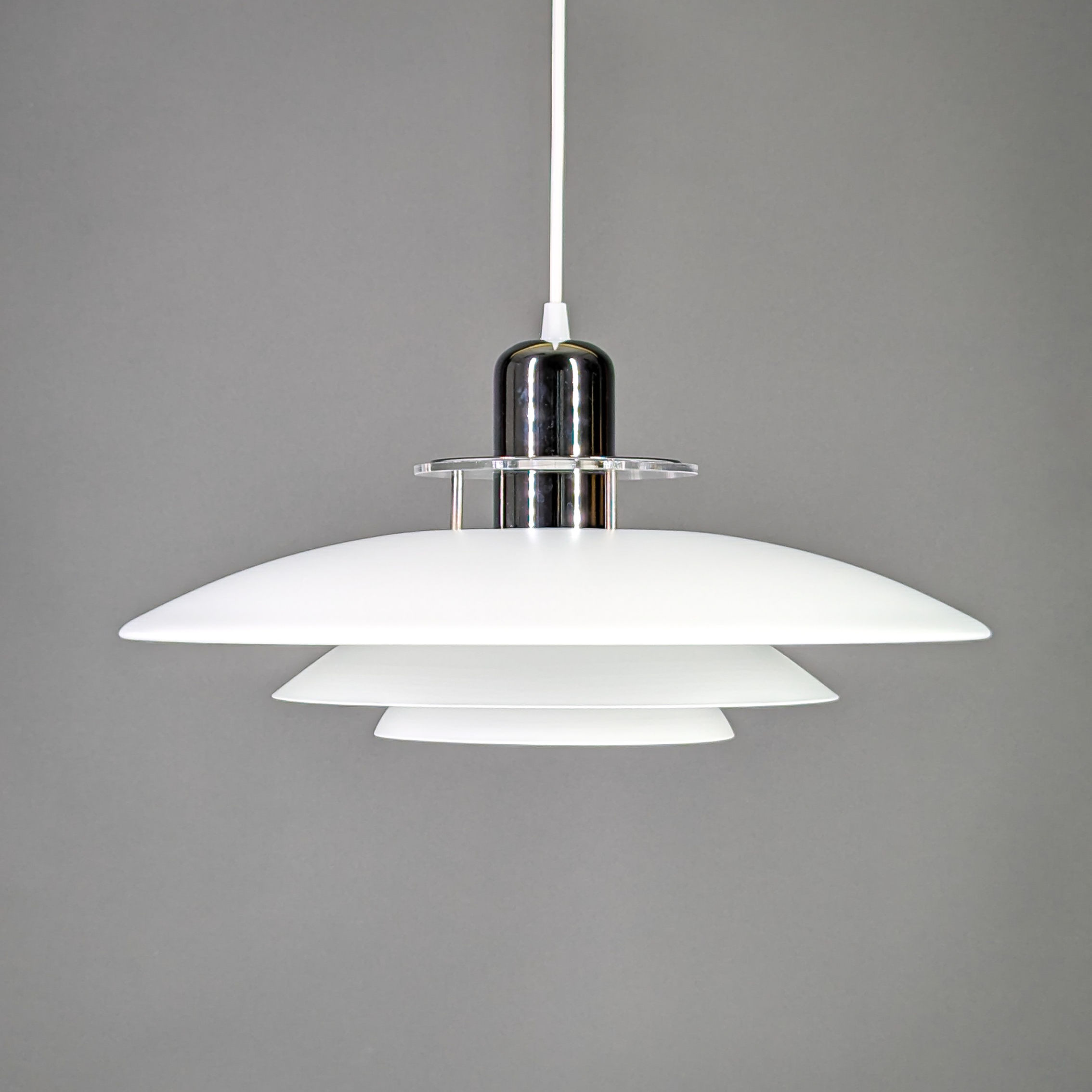 Modern Scandinavisch design hanglamp in wit en chroom, perfect voor eetkamer, keuken of woonkamer.