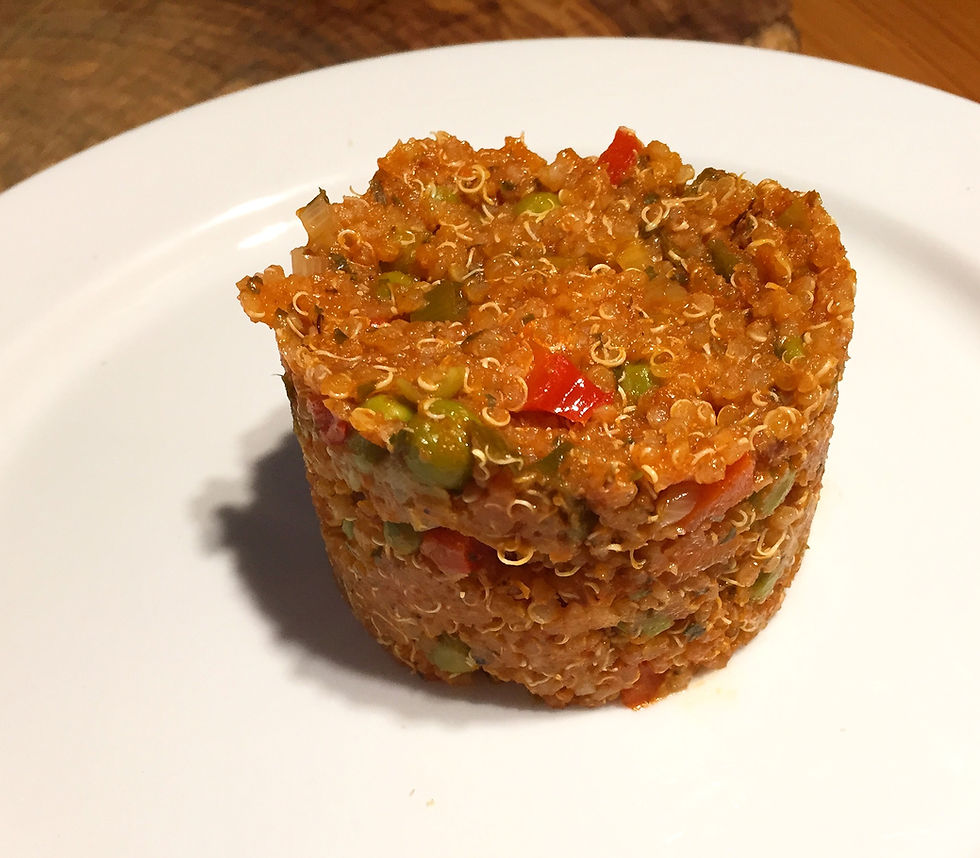 Drei Gemüse auf einem Teller - gerösteter Fenchel, Zucchini und Auberginen mit Petersilie dekoriert