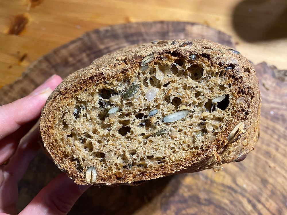 zwei Brötchen auf einem Teller, eines mit Sesamöl oben drauf