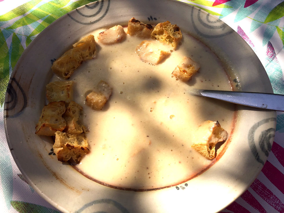 Schöner Teller mit Chili-Eintopf und einer grünen Chili als Dekoration