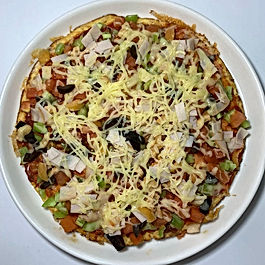 Pizzayı hepimiz çok seviyoruz, ben sevmiyorum diyen çıkmaz herhalde. Özellikle diyet sürecindeyseniz bu tarif tam sığınılacak bir liman. Besleyici özelliği yüksek, tadı fast-food pizzaya çok yakın ve en önemlisi de evdeki malzemelerle... Tavada şipşak pizza :)