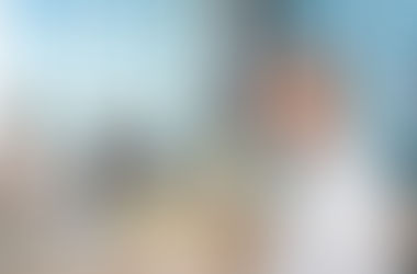 Mann mit gesunden Essen am Teller