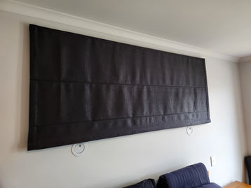 Bedroom venetian roman blind