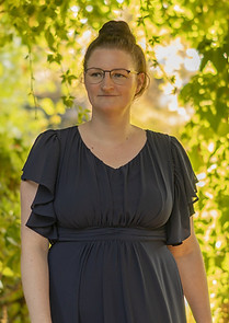 Jenny Ehmcke in warmem Licht kurz vor individueller Rede für freie Trauung, persönliche Vorbereitung in Ruhe