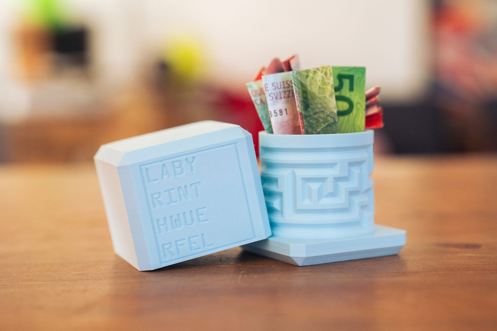 Geöffneter Labyrinthwürfel mit Geldgeschenk im Inneren