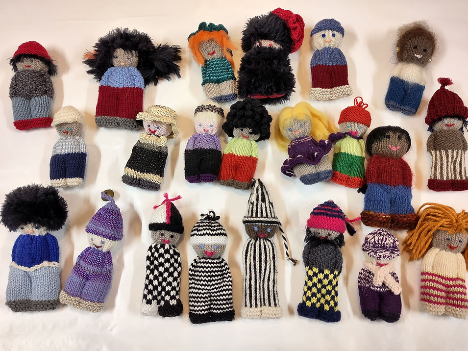 Gestrickte Figuren "Follower" von Ruth Bollinger