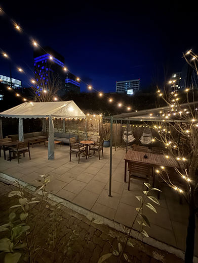Entspanne auf unserer Terrasse in der Hig Score Lounge