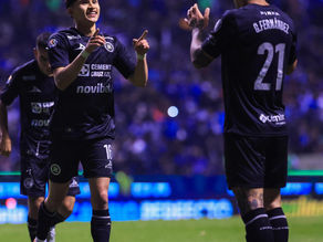 CRUZ AZUL SE IMPONE 3-0 AL PUEBLA Y DUERME COMO LÍDER DEL TORNEO