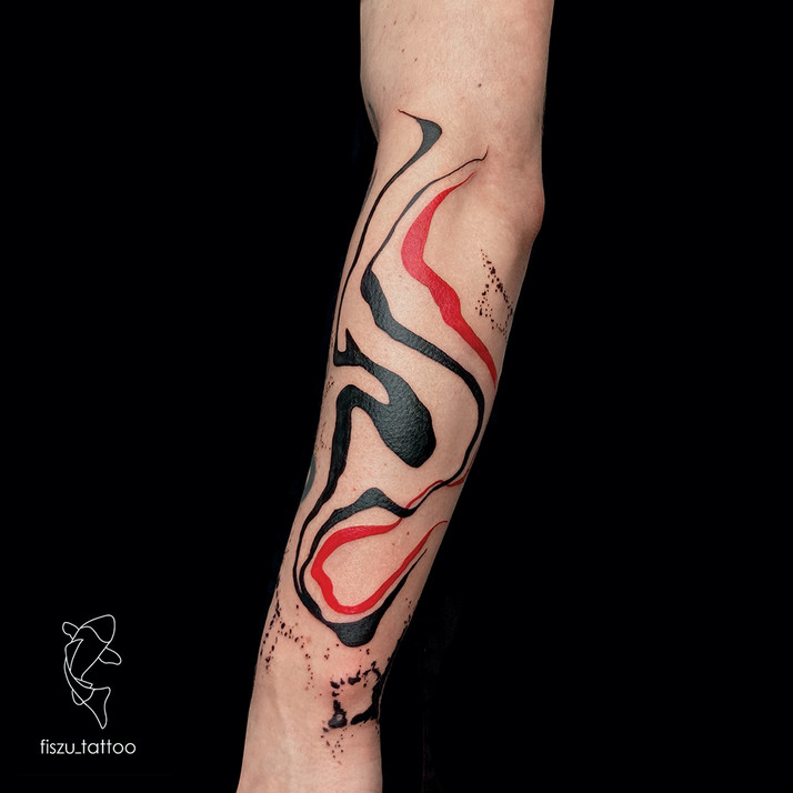 Abstract linear tattoo made in Studio Mintlemon, Poznań.