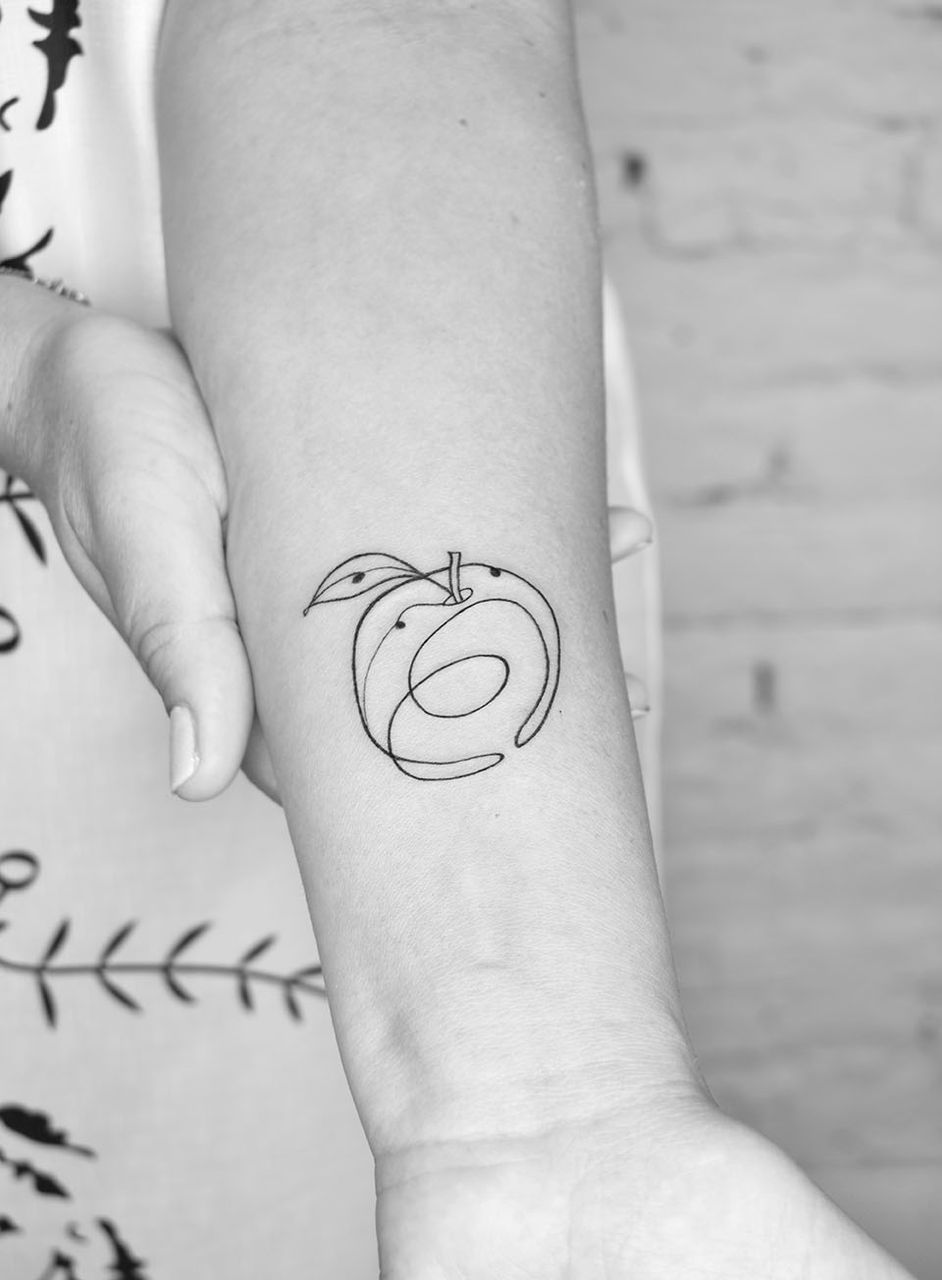 Tatuaż jabłka wyonany w studio tatuażu w Poznaniu