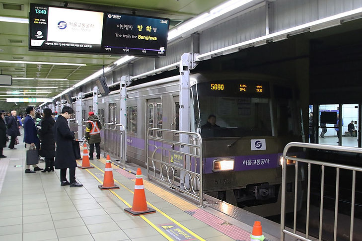 1280px-Seoul_Metro_Line_5_train_arriving