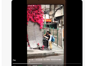 怎麼竟然有人可以拍攝到母子的第一束悼念鮮花?