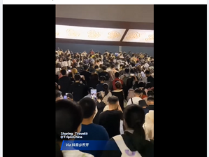 中華人民共和國成立73周年,北京天安門廣場早上舉行升旗儀式, 逾20萬人抵達廣場觀看升旗禮!