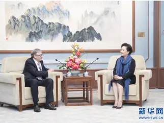 提醒大家，撒旦野豬騙子《中共中央總書記》《席斤平》主席夫人，大淫婦彭麗媛在2019年11月會見比爾蓋茨後就爆發新冠疫情。