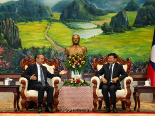 更改：外交部長王毅升呢了！老撾人民革命黨中央總書記、國家主席通倫和老撾總理宋賽會見王毅