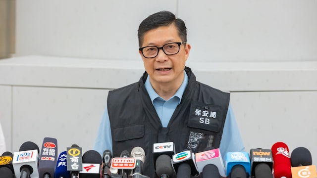 撒旦畜生,漢奸賣國賊鄧炳強開囗埋囗《憲法》。那個國家的憲法?他就連國家名稱《中華人民共和國》也刻意迴避。