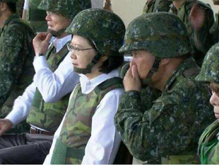 亲绿的“台湾民意基金会”今天公布最新民调