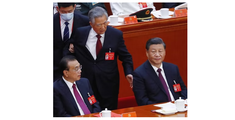 撒旦《中共黨》領導人、撒旦野豬騙子《中共中央總書記》《席近平》主席蓄意在世人面前羞辱中國共產黨領導人胡錦濤!
