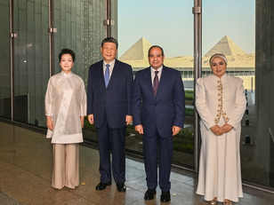 The Empress of China, Great Harlot Peng Liyuan deliberately wears white mourning garment in public.