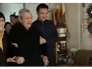 撒旦畜生朱鎔基扮年紀老，博同情！