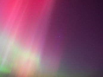 上天顯靈,整個西方出現極為壯麗的紫色極光!