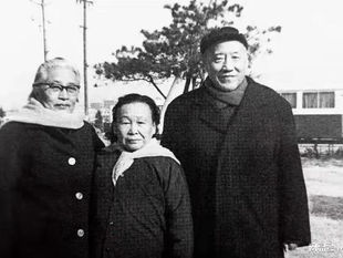 中共五老之一，撒旦畜生毛主席和周恩來的親信謝覺哉，又名謝煥南（666！)和夫人王定國（12!) 當然有參與陷害毛澤東!