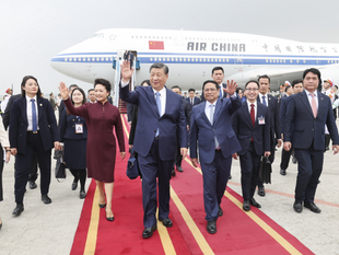 《席近平》主席攜同那個公開反共產黨，羞辱中國人為支那人的夫人，穿著一件紅色的衣服耀武揚威，招搖過市。一個毫無廉恥的《席近平》主席不是撒旦畜生又是什麼？