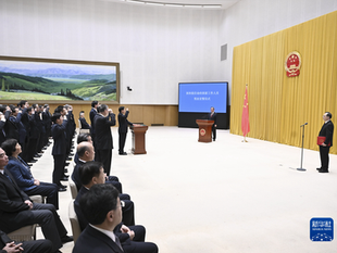 国务院举行宪法宣誓仪式 李强总理监誓