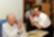 為什麼溫家寶要向撒旦畜生錢學森合十行禮?因為他是撒旦洛克菲勒家族在中國的邪教教主!