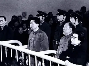 1976年10月6日,撒旦畜生周恩來的野種華國鋒下命逮捕了“四人幫”。1976年10月21日,首都150萬群眾舉行盛大游行!(9&12!)
