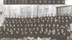 撒旦畜生周恩來並沒有大學畢業,衹是在南開大學註冊了和影過所謂畢業相!