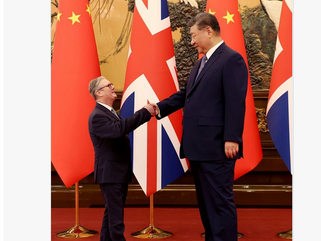 英國首相訪問北京這場戲是否被逼政治自殺?