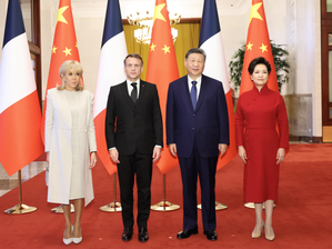 撒旦畜生騙子《中共中央總書記》《席近平》主席的夫人大淫婦彭麗媛穿著一條大紅長裙在慶祝贈慶嗎？