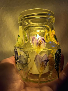 crocus, pensées et tussilago pour un bougeoir du plus bel effet