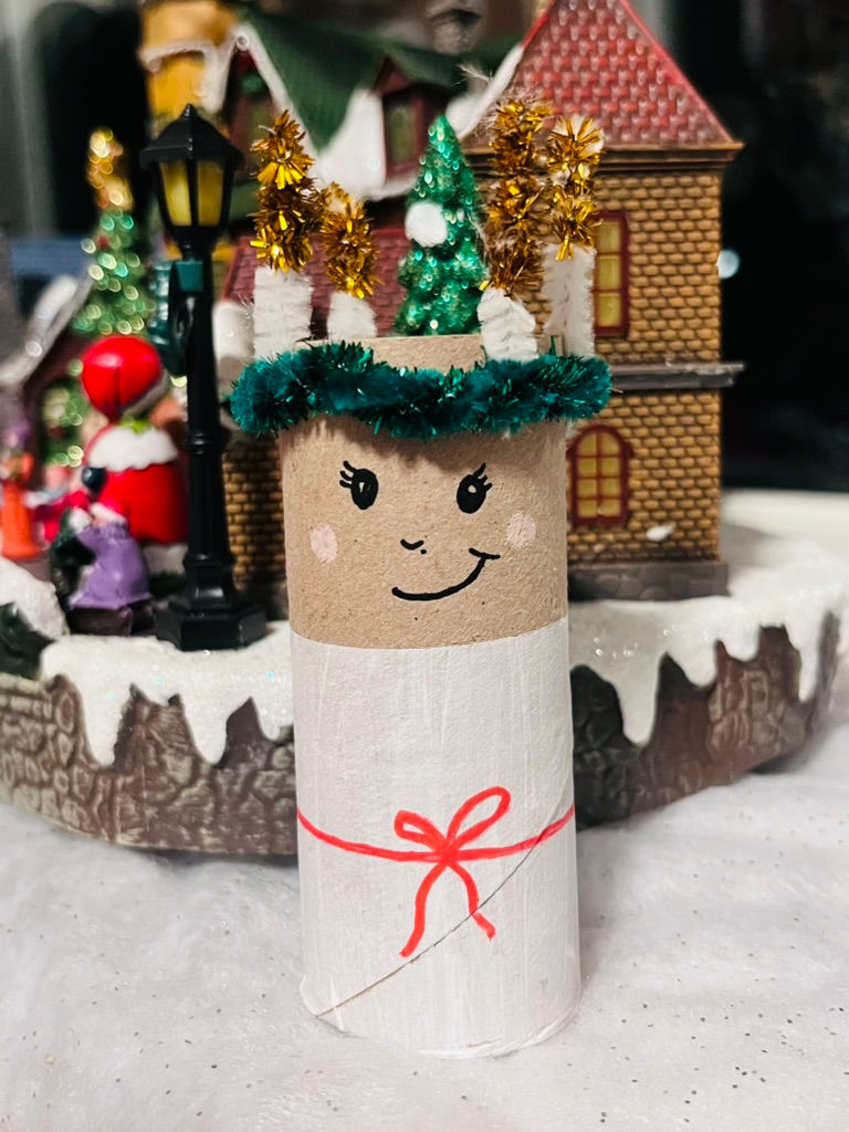 Activité créative: une Sainte Lucie - Recyclage de rouleau de papier toilette