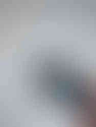 ajoute des paillettes sur la colle