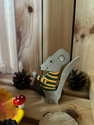Souris d'automne en rouleau de papier toilette avec un champignon