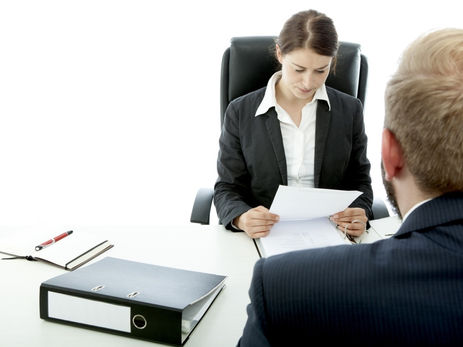 Homens e mulheres em nível executivo reagem diferente às demissões