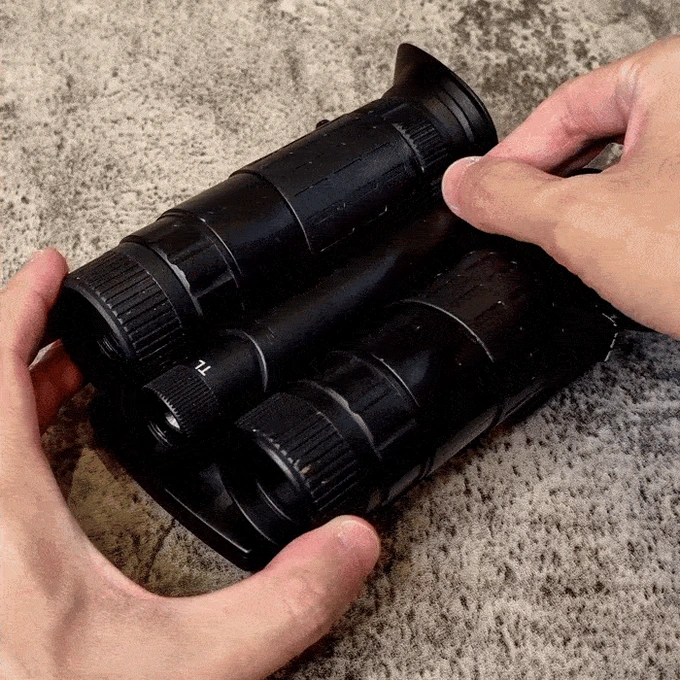 GIF showing how to remove and insert battery to YASHICA Explorer.