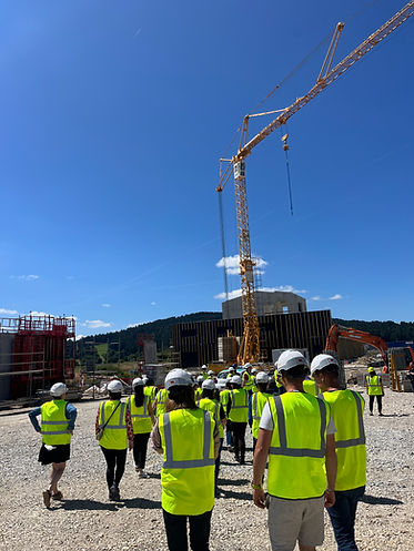 Chantier de construction d'une décheterie etd'une matériauthèque au Bélieu pour PREVAL. Construction durable en bois scolité, en isolation paille, et avec un fort taux de matériaux de rémeploi dont toute la façade en bois.