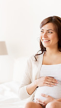 Sonrisa de la mujer embarazada