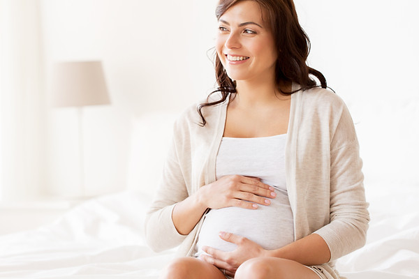 Sonrisa de la mujer embarazada